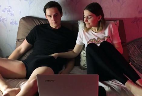 Фильм оказался скучным, и подружка решила сделать минет другу