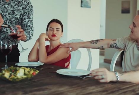 Только муж за порог, как его супруга сразу отсосала и дала его лучшему другу