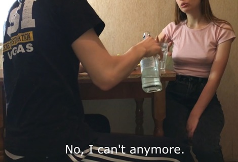 Специально напоил подружку, чтобы воспользоваться моментом и засадить русской красотке член в рот и сладкую киску