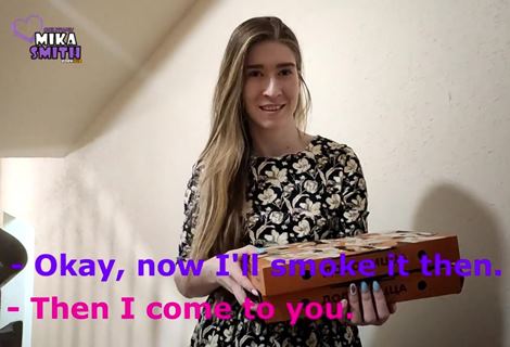 Голодная русская студентка ходит без трусов и отдается особым клиентам