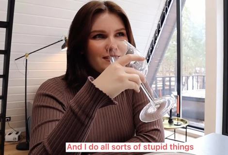 Бокальчик-два вина и моя пышная попка - вся твоя!