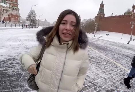 Русская красотка согласилась не только переводчицей поработать, но еще и сексом за деньги занялась