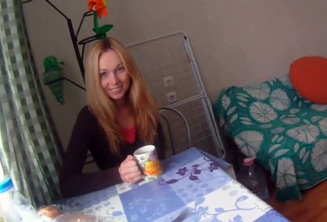 Пригласил незнакомку на чай и сразу после трапезы склонил милашку к жаркому сексу в спальне