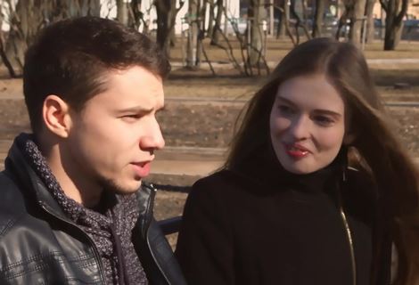 Русская девка повелась на старенькую иномарку нового друга, и поехала к чуваку, чтобы отдать свою сочную киску на проеб